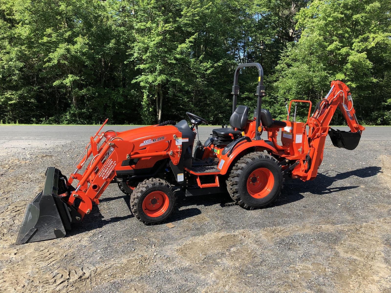 TRACTEUR CHARGEUR RETROCAVEUSE 1100lbs